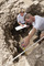 Relevé et mesure d'une fosse sur le chantier archéologique de la ville antique de Meaux (Seine-et-Marne) 