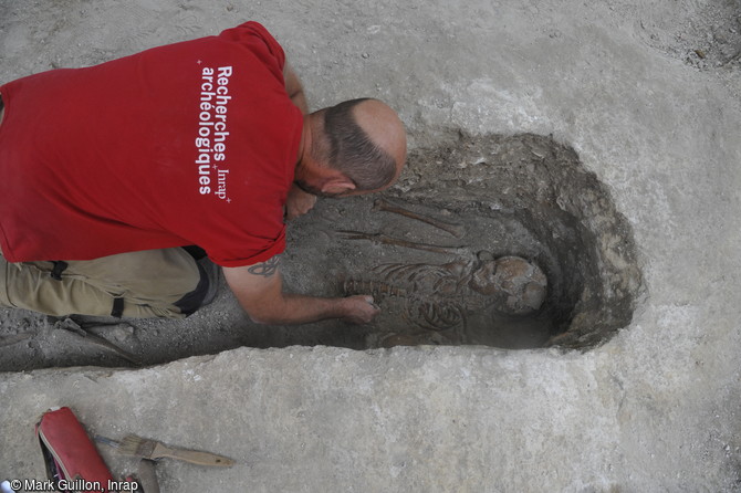 Fouille manuelle d'une sépulture catholique à l'aide d'outils de dentiste sur le site archéologique du temple Saint-Eloi à Rouen (Seine-Maritime).