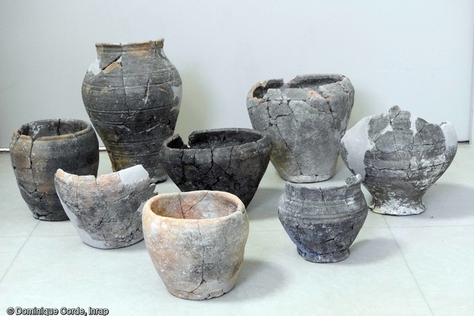 Poteries déposées en accompagnement des sépultures du cimetière de l'âge du Fer à Jort (Calvados). Ces poteries ont pu contenir des restes alimentaires.
