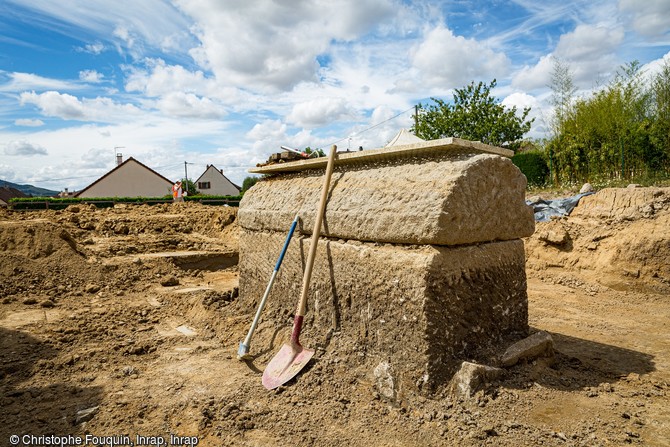 Ce sarcophage contenait un cercueil en plomb présumé hermétique, qui a ensuite fait l’objet d’une ouverture très encadrée. Il a été découvert au sein d'une nécropole de l’Antiquité tardive à Autun (Saône-et-Loire),en 2020.