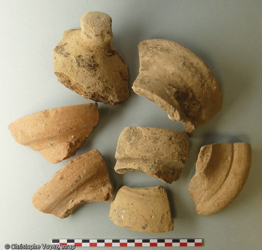 Fragments d'amphores massaliètes (IVe siècle av. notre ère) caractérisées par la présence de mica dans leur pâte. Fragments découverts dans une fosse à Marseille (Bouches-du-Rhône) en 2021, qui était utilisée pour rejeter des résidus d'un atelier de potier qui devait se situer à proximité. 