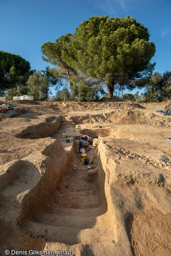 Tombe étrusque (4e siècle av. notre ère) mise au jour à Aléria (Haute-Corse). Au premier plan les marches et le couloir conduisent à la chambre funéraire initialement creusée dans la roche à plus de 2 mètres de profondeur. 