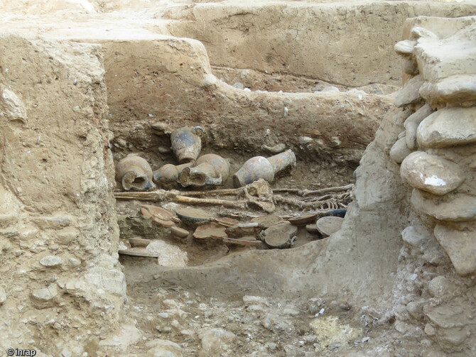 Vue de la chambre funéraire de la tombe étrusque mise au jour à Aléria (Haute-Corse). On découvre la défunte et un riche mobilier d'accompagnement. 
