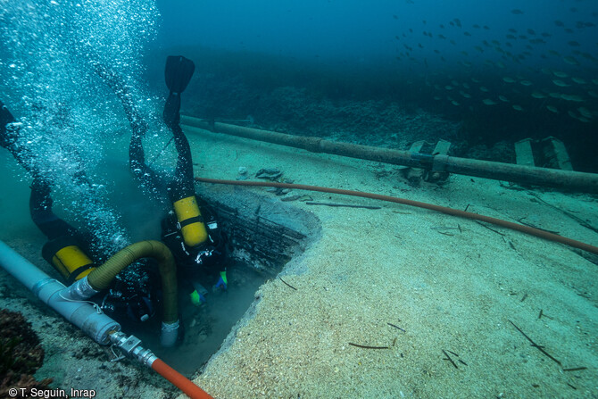 Sondage sous-marin réalisé dans la tranchée de l'émissaire reliant l'île de Sainte-Marguerite (Cannes) au continent, visant à documenter la stratigraphie dans un secteur non recouvert par les épaisses mattes de posidonies.
