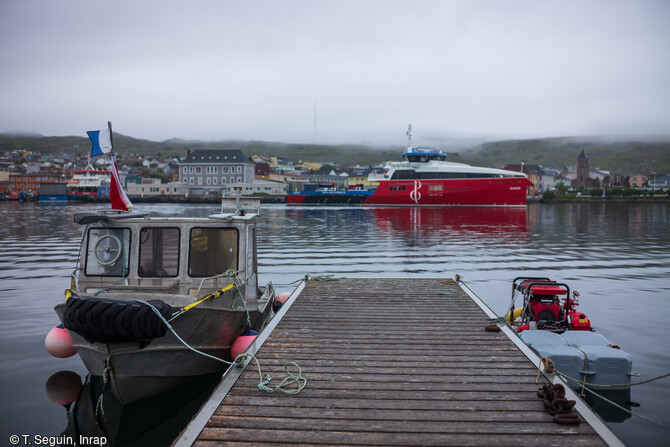 Le navire support  La Dolisienne  et la motopompe amarrés sur le ponton du quai de Saint-Pierre, à Saint-Pierre-et-Miquelon.