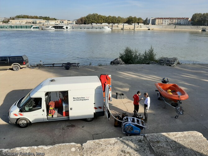 Le pôle des activités subaquatiques de l'Inrap est doté d'un véhicule lui permettant d'intervenir de manière autonome, sur tout le territoire, comme ici au bord du Rhône à Arles.