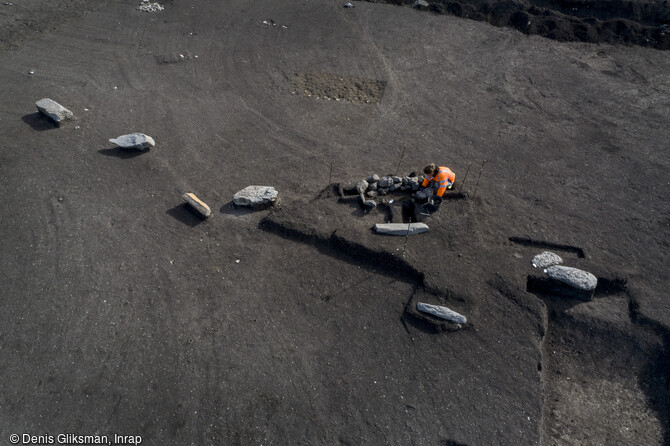 Alignement de monolithes bordé par une sépulture en cours de fouille découverte à Veyre-Monton (Puy-de-Dôme) en 2019.Un alignement d’une trentaine de monolithes multimillénaires le premier de ce type dans le centre de la France, a été mis au jour. 