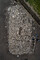 Cairn en cours de fouille en 2019 à Veyre-Monton (Puy-de-Dôme). Ce cairn de 14 m de long et 6,5 m de large, quadrangulaire, est construit autour d'une tombe. Cette sépulture accueille les restes d'un homme de grande taille. Son corps était protégé par un réceptacle de bois aujourd'hui disparu, entouré et calé de blocs. Au vu de leurs dimensions, certains de ces blocs peuvent correspondre à des menhirs déplacés, voire même volontairement fragmentés. 