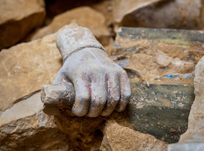 Détail d’une main provenant du jubé médiéval (mur de clôture qui séparait le cœur et la nef) retrouvée sous le sol de la croisée du transept de la cathédrale Notre-Dame de Paris, en 2022.  Son sol a révélé des vestiges d’une qualité scientifique remarquable.