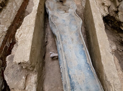 Sarcophage en plomb dans une cuve maçonnée découvert sous le sol de la croisée du transept de la cathédrale Notre-Dame de Paris en 2022.Son sol a révélé des vestiges d’une qualité scientifique remarquable.  