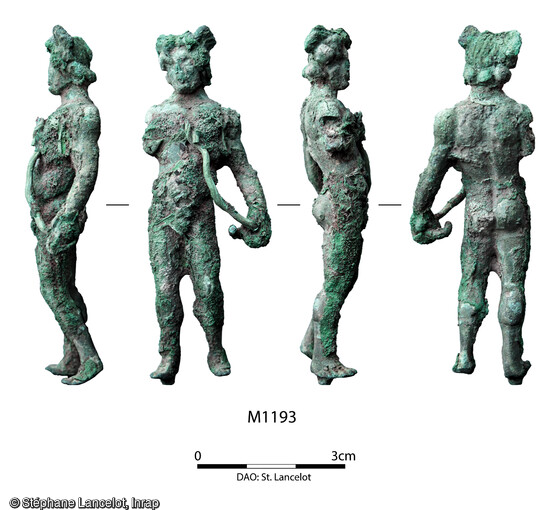 Statuette en bronze représentant Mercure. On peut observer sur sa chevelure les traces de son pétase. Il porte dans sa main gauche la base du caducée brisé dans la partie supérieure.
