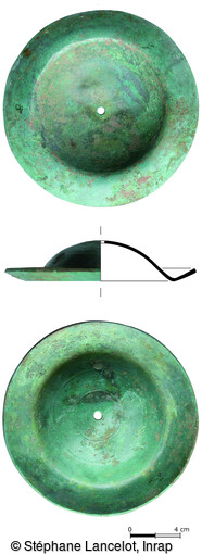 Cymbale en bronze découverte dans les déblais du temple d'Apollon citharède, localisé à proximité du théâtre. Elle a un diamètre de 160mm pour un poids de 468g. 