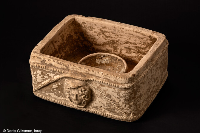 Coffre en terre cuite avec bol mis au jour dans la nécropole antique de Narbonne (Aude) en 2019.