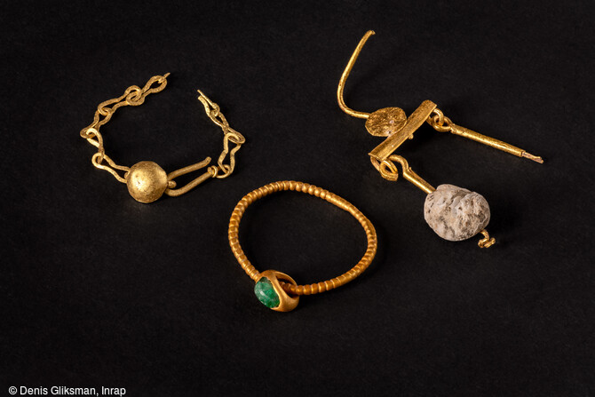 Éléments de parure en or : fermoir de collier, bague et boucle d'oreille, découverts dans la nécropole antique de Narbonne (Aude) en 2019.