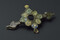 Fibule en bronze avec incrustations d'émail, 250-400 de notre ère, mise au jour lors de la fouille de la Zac Pasteur à Besançon (Doubs) entre 2010 et 2011. La fibule est une sorte de broche servant à agrafer les vêtements, le bouton n'apparaissant qu'au Moyen Âge. 