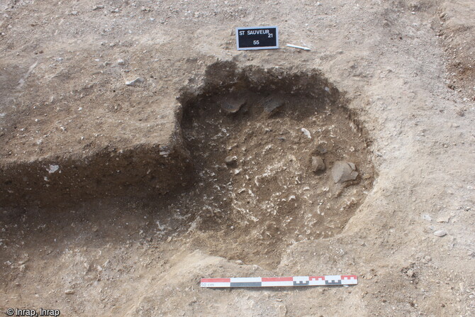 Dépôt de mobilier dans un trou de poteau, datant des 3e et 2e siècle avant notre ère, mis au jour lors de la fouille de 2021 à Saint-Sauveur (Somme). 