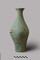 Vase en bronze de 6,8 kg, contenant un trésor monétaire, le col est obstrué par du tissu. Il a été découvert dans les fondations d'un bâtiment rectangulaire d'époque romaine à Saint-Sauveur (Somme) en 2021. 