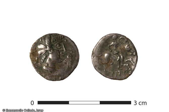 Pièces de monnaie découvertes dans l'habitat de l'âge du Fer à Blanville-sur-Orne (Calvados) en 2021.