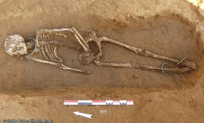 Squelette mis au jour dans la nécropole de l'âge du Fer à Blainville-sur-Orne (Calvados) en 2021. Le défunt est paré d'un torque autour du cou et de deux anneaux de cheville. 