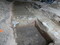 Angle d'une pièce de la pars urbana avec sol en mortier de chaux et enduits peints encore en place, découverte lors d'un sondage dans le corps de ferme du château de Marigny à Fleurville (Saône-et-Loire). Cette villa gallo-romaine a vraisemblablement était occupée du 1er au début du 4e siècle. 