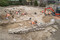 Vue générale du cimetière rupestre (VIIe-XIIe siècle) en cours de fouille dans le quartier de Saint-Ferréol à Uzès (Gard). La fouille a permis l'étude de près de 200 sépultures, orientées ouest/est, implantées en rangées et quasi systématiquement installées dans le rocher. Femmes, hommes et enfants ont reçu le même soin : un creusement dans la roche à la forme du corps avec souvent un coussin rupestre pour la tête et des dalles de couvertures protégeant le défunt de tout contact avec la terre. 
