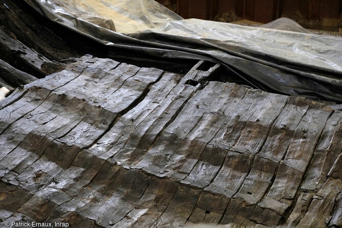 Plancher de la partie avant du bateau du haut Moyen Âge (VIIe-VIIIe siècles) découvert à Villenave-d'Ornon (Gironde) en 2022. La présence d'un plancher indique que cette embarcation pouvait transporter des marchandises en vrac.