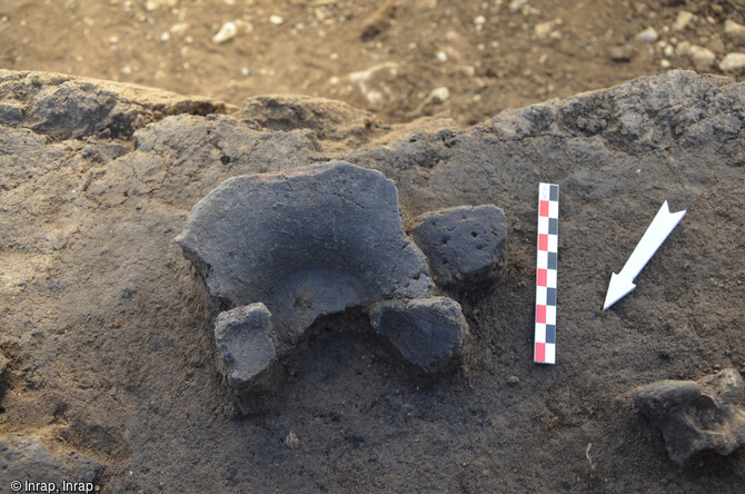 Fragment de céramique du Bronze final mis au jour sur le site de Mane (Alpes-de-Haute-Provence). 