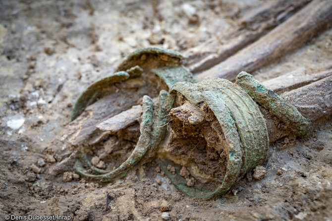 Une sépulture protohistorique en cours de fouille au camp Sarlier à Aubagne (Bouches-du-Rhône). Elle date probablement de la fin de l'âge du Bronze et du début de l'âge du Fer. Le défunt porte trois bracelets à chacune des chevilles.