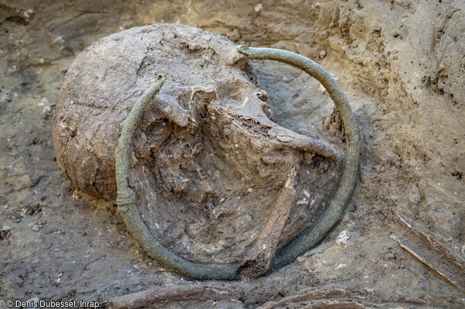 Un défunt portant une torque autour du cou, dans une sépulture protohistorique en cours de fouille au camp Sarlier à Aubagne (Bouches-du-Rhône).