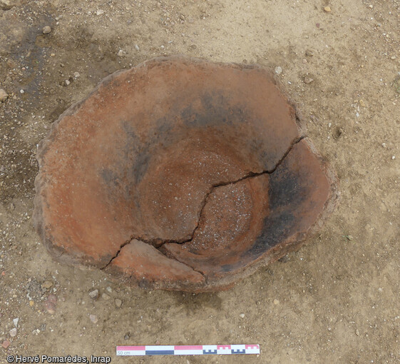Fond de dolium noirci par le feu, extrait des comblements du puits gallo-romain, découvert à Béziers (Hérault).