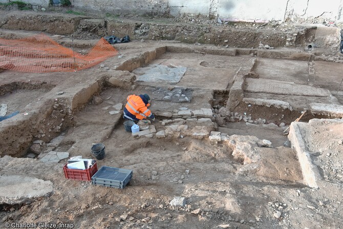 Fouille d'un quartier de l'antique Nemausus mis au jour à Nîmes (Gard), en 2023. À l'arrière  plan, différentes pièces bétonnées de la domus (maison) septentrionale.  
