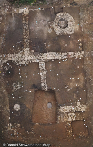 Vue zénithale du chantier fouillé à Mars-la-Tour (Meurthe-et-Moselle), en 2022. Des vestiges datés de la période gauloise au Moyen-Âge ont été découverts. 