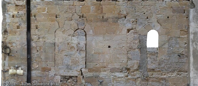 Baies géminées de la façade nord d'une maison médiévale faisant l'objet d'une étude  de bâti à Lodève (Hérault), en 2023.