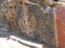 Fragments d’enduit peint provenant de vestiges antiques balnéaires, découverts à Yenne (Savoie) en 2023. 