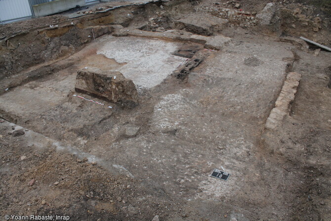  Sols et murs d'une pièce antique conservée découverte à Reims (Marne) en 2023.  Un site monumental antique des IIe-IIIe siècle y a été mis au jour. 