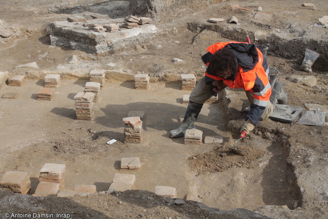 Pilettes en cours de fouille de l'un des hypocaustes antiques (systèmes de chauffage par le sol) mises au jour à Reims (Marne), en 2023.  Un site monumental antique des IIe-IIIe siècles y a été découvert.