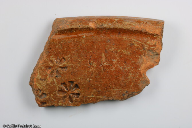 Détail du décor d'un fragment d'assiette d'époque moderne découvert rue Sénateur Gillot à Sevrey (Saône-et-Loire).