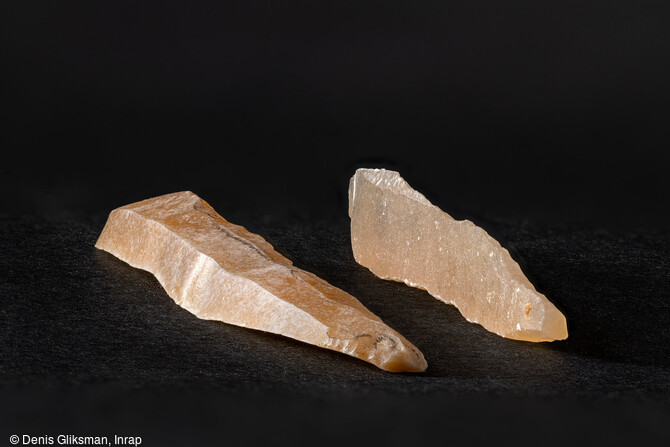 Lamelles retouchées en silex blond du Magdalénien inférieur initial et Magdalénien moyen, mises au jour sur le site de Bellegarde (Gard) en 2016. Plus 100 000 silex (Nucléus, microlamelles, grattoirs) datant du Magdalénien ont été découverts sur ce site.