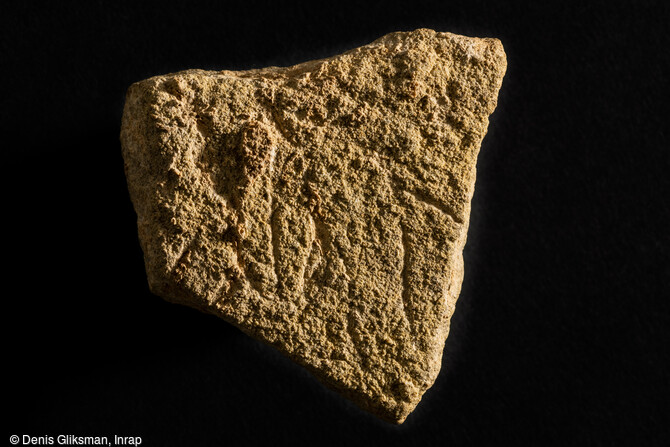 Sur cette plaquette retrouvée lors des fouilles réalisées à Bellegarde (Gard) en 2016, figure un motif de vulve, encadrée par le haut des jambes. Cette exceptionnelle représentation féminine date de Magdalénien moyen (-16 000). 