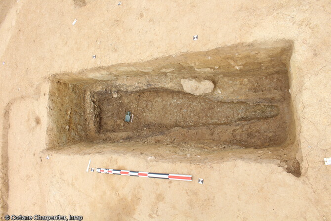 Tombe ayant conservé le négatif du cercueil et contenant un vase en verre, mise au jour dans la nécropole gallo-romaine (entre le IVe siècle et le Ve siècle de notre ère) de La Chapelle-des-Fougeretz (Ille-et-Vilaine).