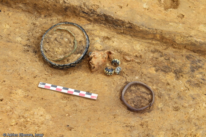 Éléments de parure, bracelets et perles découverts dans une tombe de la nécropole gallo-romaine (entre le IVe siècle et le Ve siècle de notre ère) de La Chapelle-des-Fougeretz (Ille-et-Vilaine).