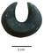Perle en roche tendre cassée au niveau de l'usure de suspension découverte sur la fouille de Sotta (Corse-du-sud) en 2023. Un site néolithique y a été mis au jour.