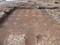 Vue générale de la dalle béton d’une pièce chauffée conservant les traces des pilettes soutenant le sol de la villa gallo-romaine fouillée à Lure(Haute-Saône) en 2023.