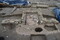 Triclinium (salle à manger ou salle de réception) avec, au premier plan, une des fosses contenant un conduit à libation découverte sur la fouille de Narbonne (Aude).    