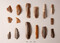 Fragments de bracelets en schiste (en bas) et ébauche de bracelet (en haut), du Néolithique découverts sur la fouille de Châteaugiron (Ille-et-Vilaine), 2023.  Les archéologues ont pu mettre en évidence une succession d’occupations humaines, du Néolithique au haut Moyen Âge, révélant plus de 6 000 ans d’histoire.
