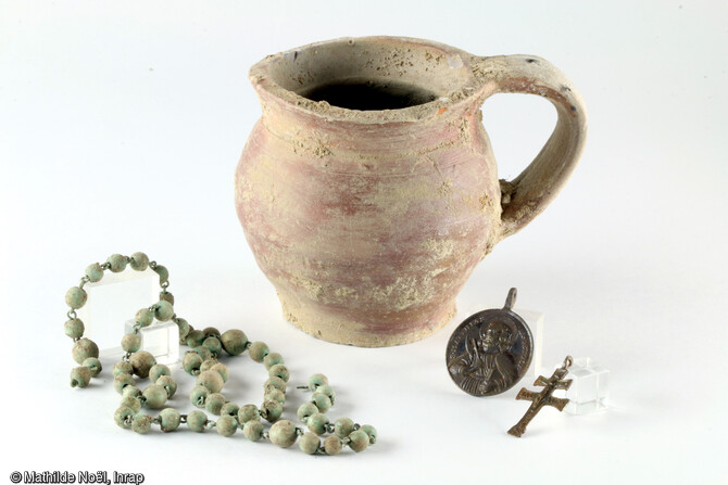 Objets funéraires déposés dans les tombes (vase à encens) ou portés par les défunts (chapelet, médaille, croix) découverts lors des fouilles de l'ancienne abbaye de Beaumont à Tours (Indre-et-Loire).