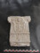 Fragment de stuc appartenant possiblement à une corniche (fin XVIIe-XVIIIe siècles) et découvert dans le remblai d'une cave à Cognac (Charente) en 2023. 