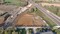 Vue aérienne de la fouille archéologique du site solutréen de Fragnes-La-Loyère (Saône-et-Loire). Au fond, la vallée de la Thalie ; à gauche, les travaux de l'échangeur autoroutier et à droite, l'autoroute A6. 