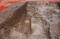 Vue de la fosse d'extraction du substrat calcaire en cours de fouille. Elle a été dégagée au sud-ouest de l'emprise de la fouille de l'établissement antique de Sainte-Catherine (Pas-de-Calais). Elle date de la première phase d'occupation, début du 1er siècle avant notre ère.