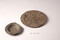 Lot de deux assiettes en métal datant des XVe/XVIe siècles découvert dans le comblement de la douve du château de l'Hermine à Vannes (Morbihan).